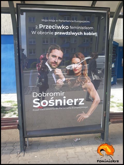 Zdjęcie plakatu wyborczego Dobromira Sośnierza na przystanku...