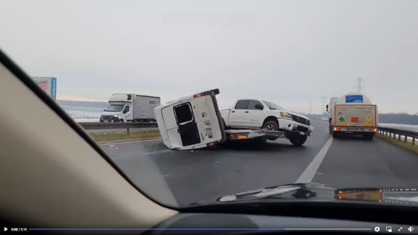 Wypadek na autostradzie A4. Bus spadł z lawety 28.11.2021