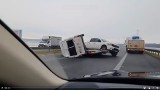 Bus spadł z lawety i zablokował autostradę A4 [ZDJĘCIA, FILM]