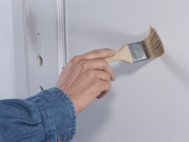 Drzwi wewnętrzne bez trudu można odnowić i pomalować samodzielnie.