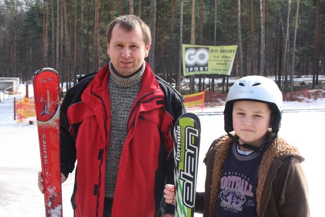 Mariusz Twardowski z synem Maciejem jeździli dziś na stoku na Stadionie w Kielcach.