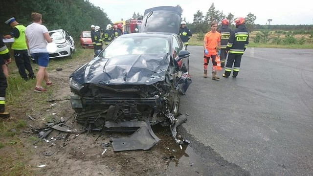 10 sierpnia w Zielonce (pow. bydgoski, gm. Białe Błota) zderzyły się renault i ford. Ratownicy przebadali na miejscu dwie osoby. Jedna z nich trafiła do szpitala na obserwację.Strażacy właśnie kończą działania w miejscu zdarzenia, więc nie powinno już być utrudnień w ruchu.FLESZ: Autostrady, bramki, systemy płatności - jak ominąć korki?