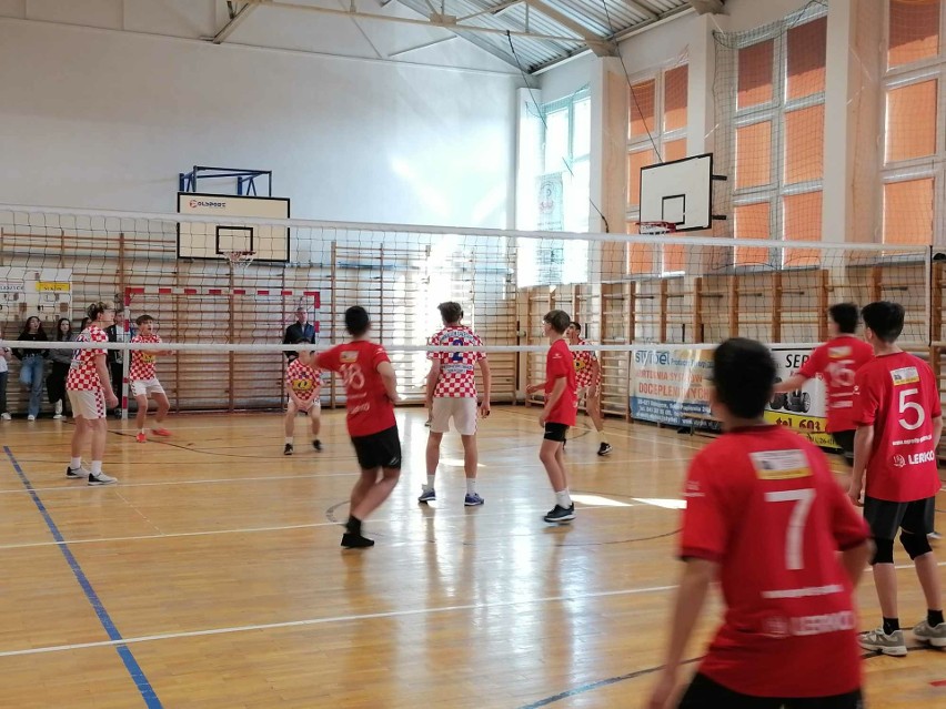 Kolejny Powiatowy Turniej Piłki Siatkowej Chłopców Szkół Podstawowych odbył się w Sukowie. Wygrała Szkoła Podstawowa z Mójczy