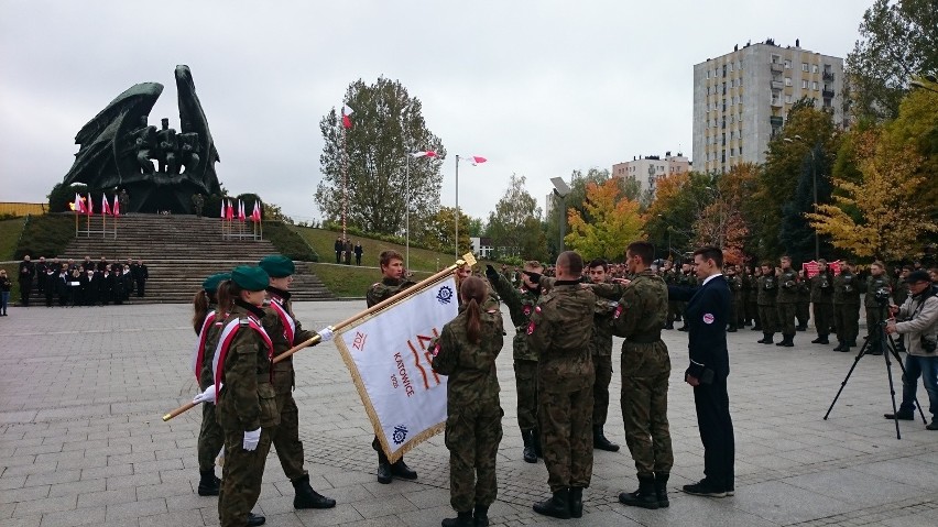 Ślubowanie uczniów klas mundurowych przed pomnikiem Żołnierza Polskiego w Katowicach 
