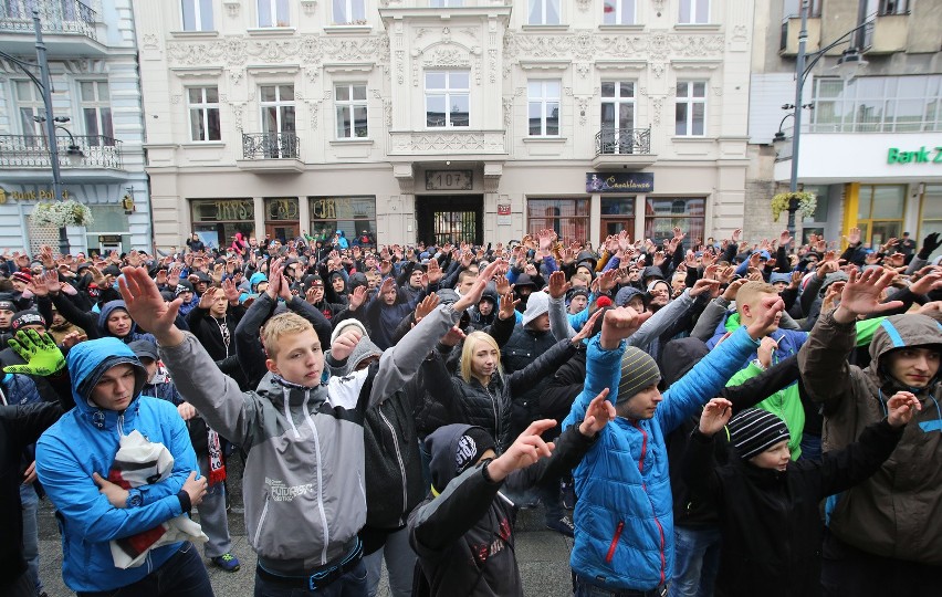 Derby Łodzi 2016. Protest kibiców Widzewa na Piotrkowskiej