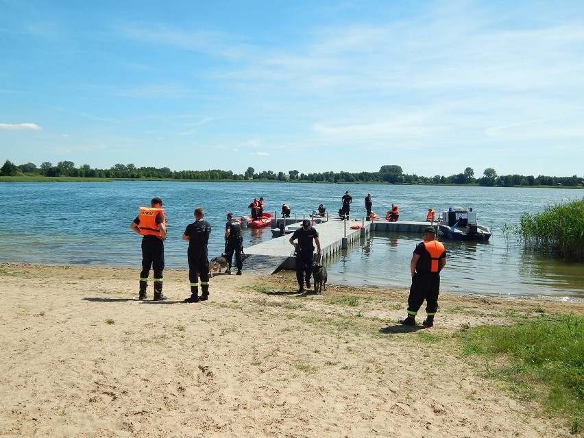 Wywrócona łódź, tonąca osoba w jeziorze. Z takim trudnym zadaniem musieli sobie radzić policjanci i strażacy na jeziorze Głuszyńskim