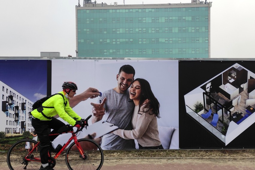 Na Czechowie wyrosną nowe mieszkania. Przed biurowcem należącym kiedyś do Orange 