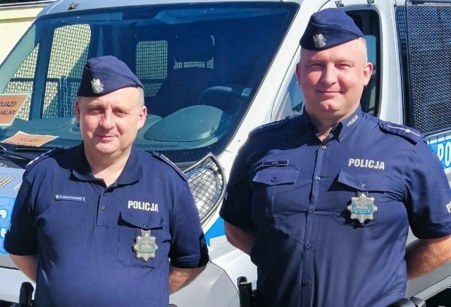 Policjanci z bydgoskiego Błonia asp. szt. Robert Macierzyński (z lewej) i mł. asp. Cezary Fac pomogli niepełnosprawnemu bezpiecznie wr&oacute;cić do domu. Dostali za to podziękowania od żony mężczyzny.