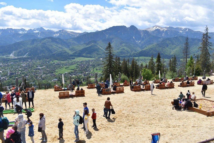 Zakopane. Gubałówka z najwyżej położoną plażą w Polsce! Jest piasek, wygodne kanapy i widok, jakiego nie ma nad Bałtykiem