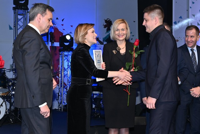 Paweł Ciepliński (z prawej) nagrodę podczas gali finałowej w Targach Kielce odebrał z rąk Wiceminister Sportu Anny Krupki.