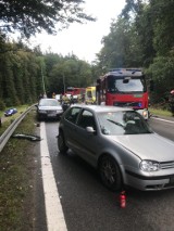 Wypadek na odcinku leśnym ul. Spacerowej w Gdańsku! 26.08.2021 r. Zderzenie trzech samochodów. Jedna osoba trafiła do szpitala