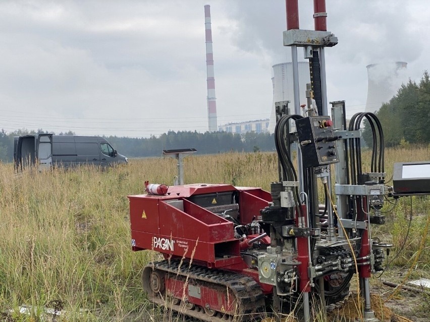 Geolodzy weryfikują warunki terenu pod przyszłe obiekty budowlane Izery. Nowy projekt