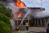 Pożar w porcie jachtowym w Pucku. Na miejscu pożaru z ogniem walczyło 13 zastępów straży pożarnej 04.11.2022 | FOTO, WIDEO