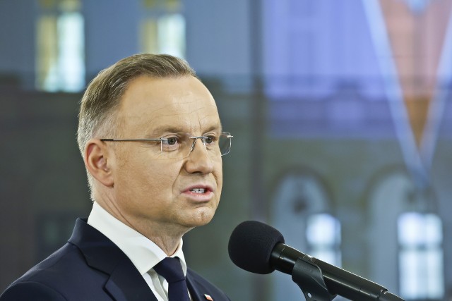 Polska - mówił prezydent Andrzej Duda - przekazała swoje własne uzbrojenie: ponad 300 czołgów, haubice, transportery opancerzone i wreszcie - samoloty. Wtedy, kiedy było to najbardziej potrzebne i kiedy nie wszyscy byli skłonni takiej pomocy udzielać. Zapewnił, że wspieraliśmy i będziemy wspierać walkę Ukrainy o wolność