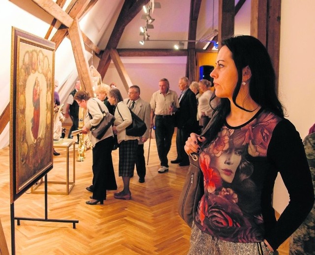 Goście z zaciekawieniem oglądali wystawę umieszczoną w nowej sali wystawowej na poddaszu muzeum w Bochni