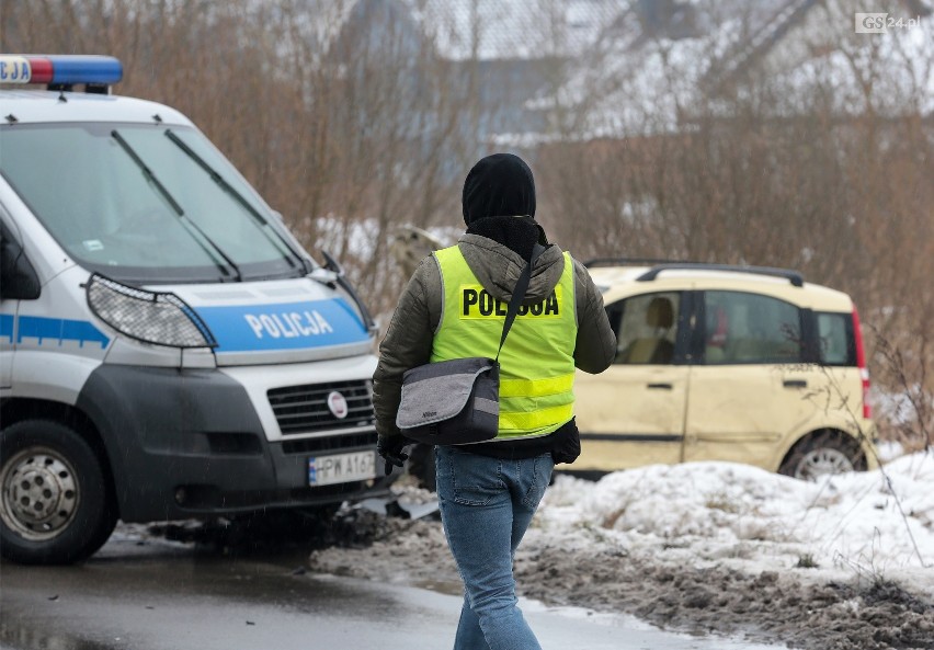 Policyjny pościg w Szczecinie. Dachowanie i zablokowana główna droga prowadząca do Polic - 19.01.2021