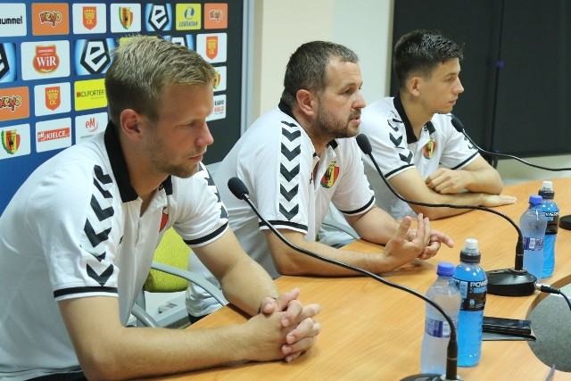 Od lewej nowy kapitan Korony Kielce Radek Dejmek, nowy pierwszy trener Tomasz Wilman i nowy piłkarz -  pomocnik Mateusz Możdżeń.