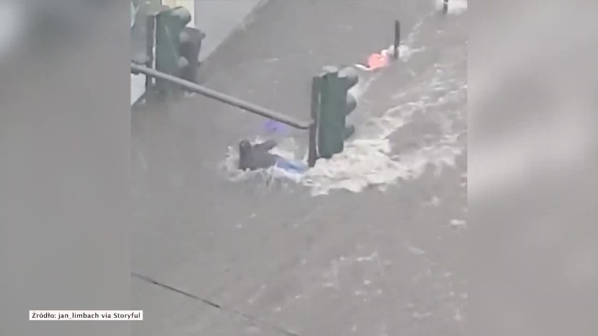 Woda porywała ludzi i pojazdy na ulicach. Gwałtowna ulewa w Wuppertalu w Niemczech [WIDEO]