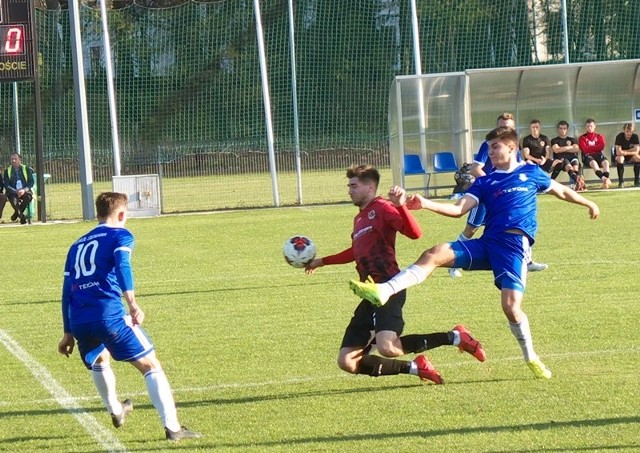 Sokół Sieniawa (niebieskie stroje) podzielił się punktami z Wólczanką.