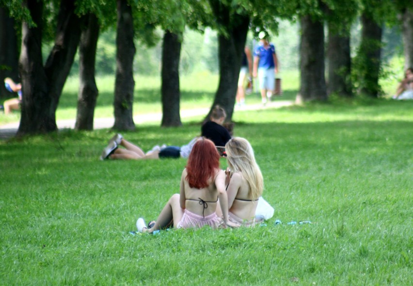 Zaczęły się wakacje i upalne lato. Zobaczcie jak lublinianie odpoczywają nad Zalewem Zemborzyckim