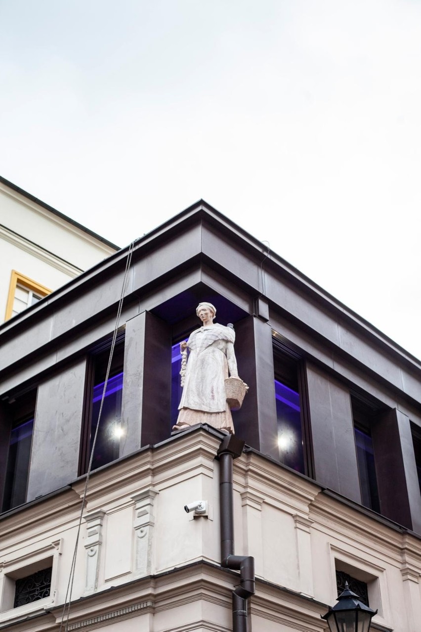 Na fasadzie Pałacu Krzysztofory stanęła rzeźba krakowskiej...