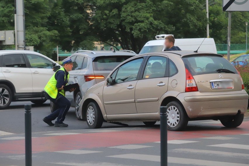 Wrocław. Pijany w sztok kierowca chciał uciec po kolizji. Zatrzymały go dwie kobiety