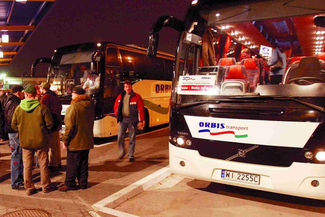 Wyjazd Polaków autokarem z Poznania do Wielkiej Brytanii.