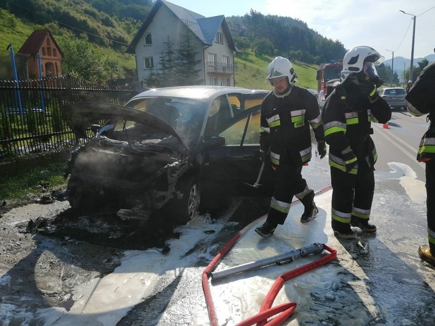 Pożar auta koło Łącka. Z przodu renault scenic niewiele zostało