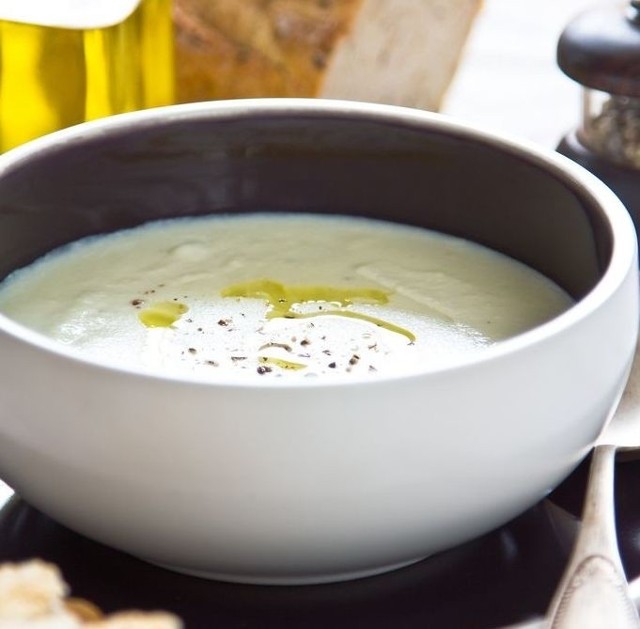 Krem kalafiorowo-koperkowy to aromatyczna i sycąca zupa.