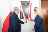 Tablicę poświęconą pamięci Lecha Kaczyńskiego odsłonięto w Opolskim Urzędzie Wojewódzkim