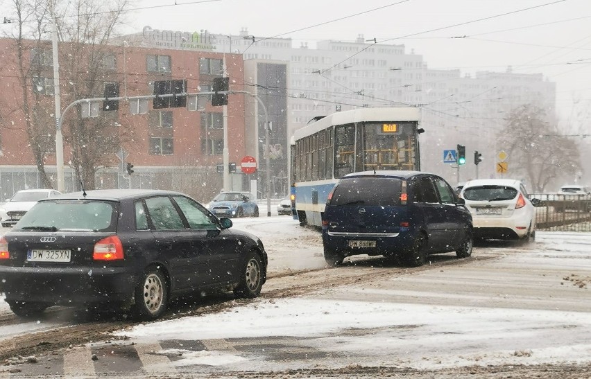 Paraliż MPK. Rekordowa liczba wykolejeń, połamany pantograf, niedziałające zwrotnice. To efekt kilku centymetrów śniegu