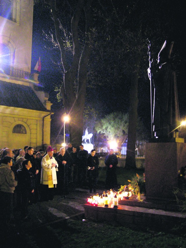 Wieczorna msza żałobna pod pomnikiem Jana Pawła II w Zamościu