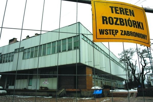 Jeden sklep wkrótce zniknie z powierzchni, drugi rozbiorą później