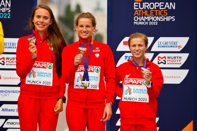 Monika Jackiewicz (z lewej) na podium Mistrzostw Europy.