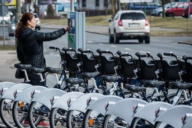 Niemal 400 tysięcy wypożyczeń, ponad 52 tysiące zarejestrowanych użytkowników Bydgoskiego Roweru Aglomeracyjnego - system bije kolejne rekordy, zmienia się także nasze podejście do niego.To był wyjątkowy sezon BRA i to z wielu powodów. Po pierwsze najkrótszy, bo rozpoczęty z opóźnieniem, a zakończony w październiku, a nie w listopadzie. Po drugie w tym roku system dysponował nowymi, w sumie 560 rowerami, z których niemal połowa zamiast łańcucha miała tzw. wał Cardana. Po trzecie wreszcie system zyskał w tym roku kolejnych 16 stacji, z czego aż 12 zlokalizowanych jest w Fordonie. Jak jeździmy rowerem miejskim w Bydgoszcz? Najczęściej za darmo [liczby, statystyki]