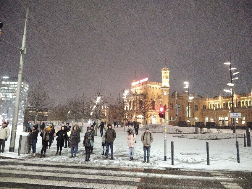 Sypnęło śniegiem we Wrocławiu. Momentalnie zrobiło się biało (ZDJĘCIA)