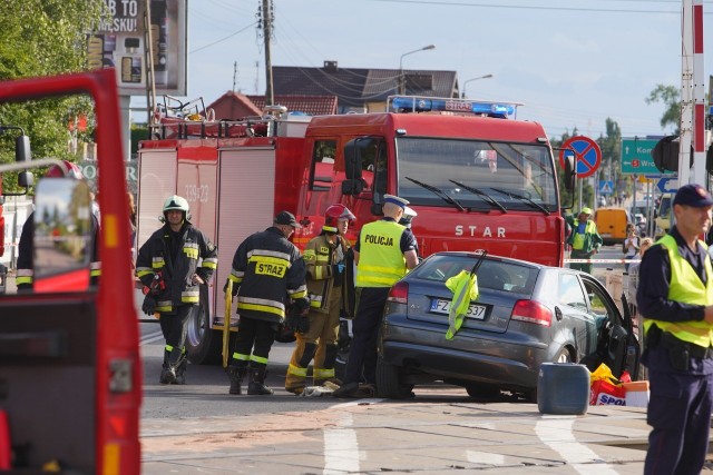 Do groźnego wypadku doszło w piątek po południu na przejeździe kolejowym na ulicy Grunwaldzkiej w Poznaniu. Przejdź dalej i sprawdź szczegóły --->