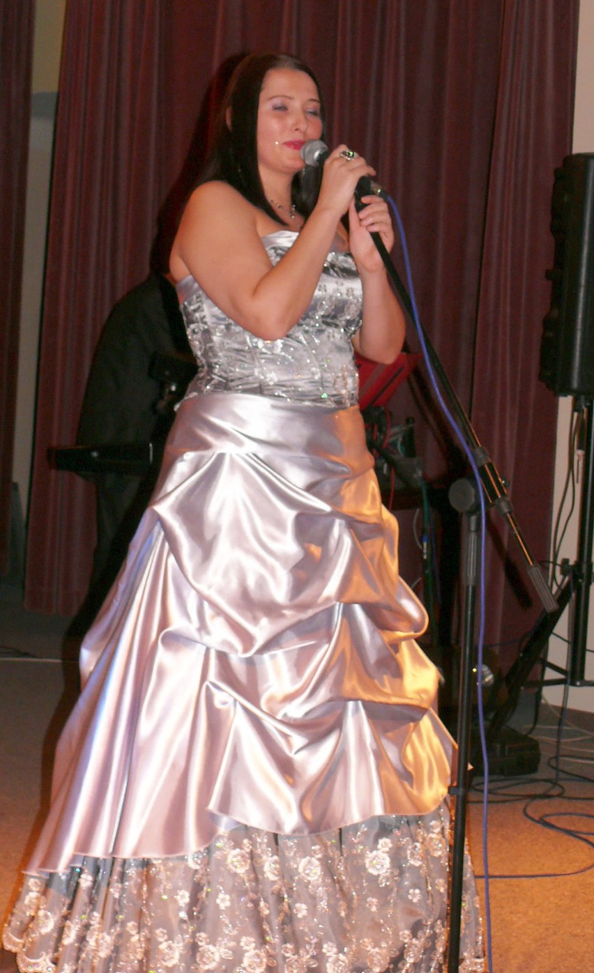 Anna Maria Adamiak podczas występu na balu charytatywnym w...