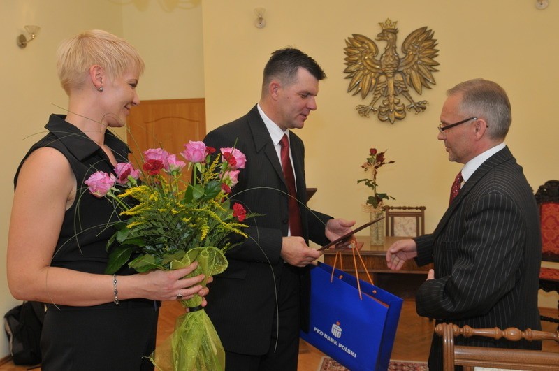 Zebrani dowcipnie uznali, iż za działaniami Marka...