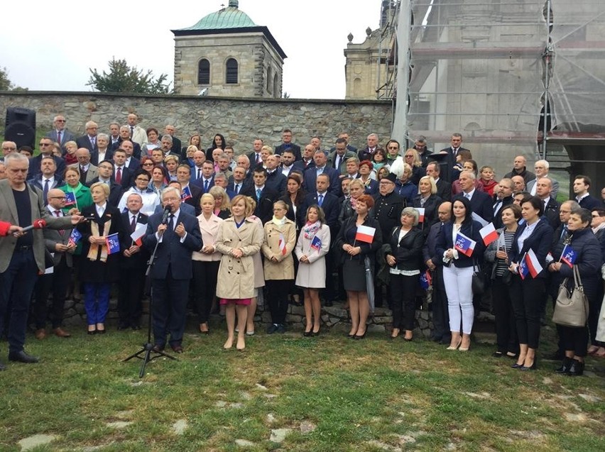 Kilkaset osób na konwencji samorządowej Prawa i Sprawiedliwości na Świętym Krzyżu (ZDJĘCIA)
