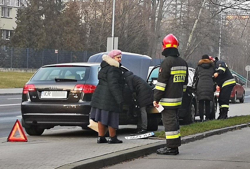 Kraków. Stłuczka na ul. Olszyny. Tworzą się korki [ZDJĘCIA]