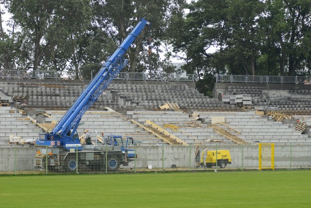 Stadion przy Oporowskiej przestanie istnieć? Pisaliśmy o tym, że jest pomysł, by go sprzedać deweloperom, a zysk przeznaczyć na wybudowanej nowej akademii Śląska Wrocław. Jeszcze 12 lat temu cieszyliśmy się z jego modernizacji - zamontowano wówczas krzesełka, wybudowano sektor dla gości, odnowiono budynek klubowy... Działo się. Przypominamy, jak wyglądał remont w 2008 roku.WAŻNE - do kolejnych zdjęć możesz przejść za pomocą gestów lub strzałek!