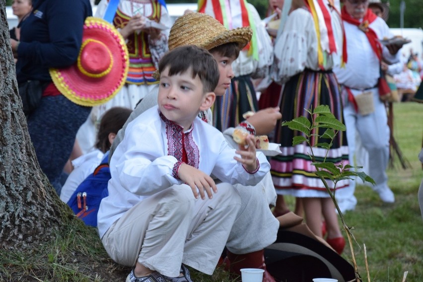 Sękowa. Koncert galowy Festiwalu Świat pod Kyczerą. Prezentacje trwały do późnej nocy. Publiczność gorąco oklaskiwała artystów