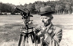 Profesor Władysław Dziewulski wytycza położenie budynku teleskopu Drapera w OA UMK w Piwnicach