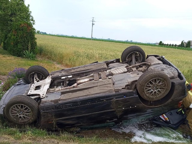 Do zdarzenia doszło 29 czerwca około godz. 7.30 w Samszycach na drodze wojewódzkiej nr 267. Kierująca bmw 20-latka, na łuku drogi nie zapanował nad autem, wpadła w poślizg i zjechała do rowu.