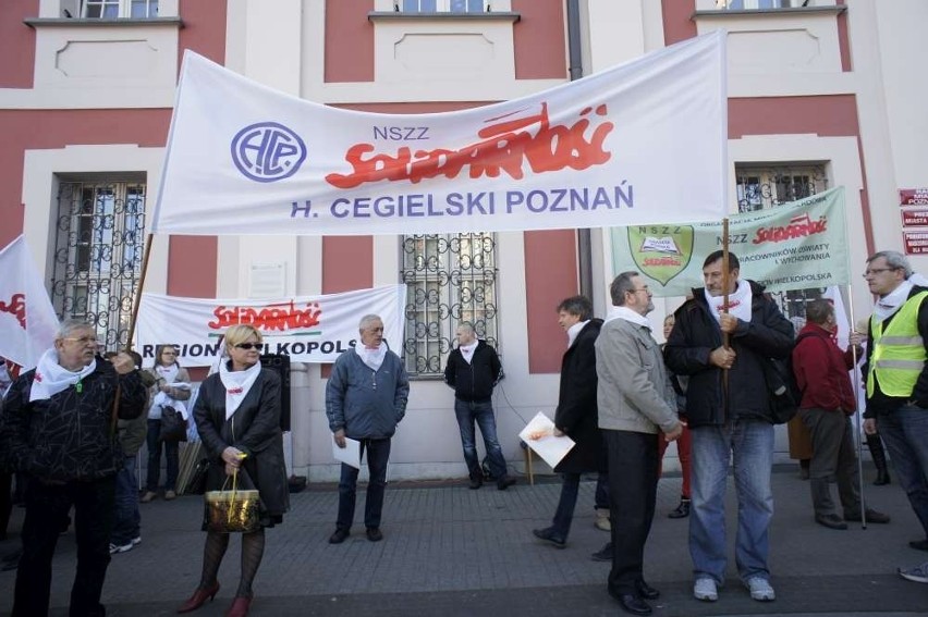 POSUM w Poznaniu: Związkowcy protestowali przed Urzędem...
