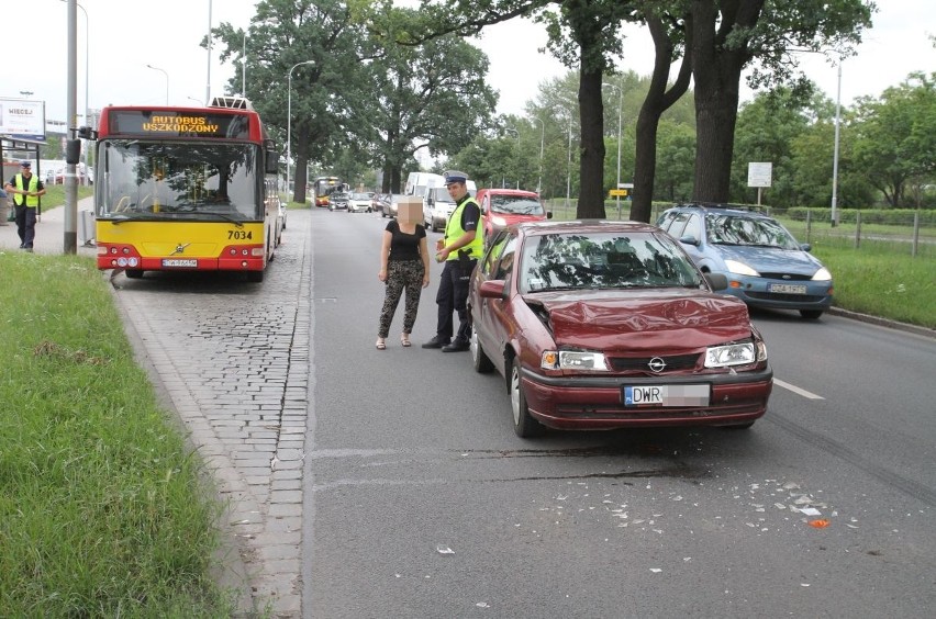 Wrocław: Trzy wypadki. Autobus MPK i 5 aut! [ZDJĘCIA]