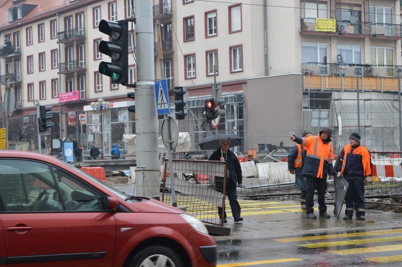 Jeszcze w weekend piesi mogli korzystać zarówno z przejścia...