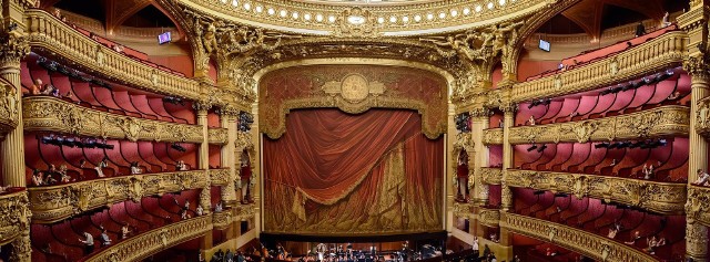 W wakacje nie ma tylu spektakli, co w okresie jesienno-wiosennym, a to za sprawą wakacyjnych plan&oacute;w poznaniak&oacute;w, kt&oacute;rzy częściej wybierają plener od sal teatralnych, ale w przygotowaniu są sztuki, sztuki, kt&oacute;re kuszą w ofercie programowej poznańskich teatr&oacute;w na sierpień i wrzesień. Warto sprawdzić, czy nie ma żadnej pozycji, kt&oacute;rej przegapienia będzie się żałować. Przedstawiamy najciekawsze propozycje na najbliższy tydzień oraz miesiące. Sprawdź, gdzie i co można obejrzeć.Czytaj dalej ---&gt;