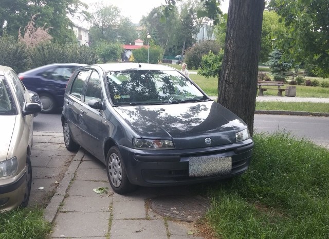 Przechodnie z wózkiem, aby ominąć autodrania musieli obejść dookoła parking.